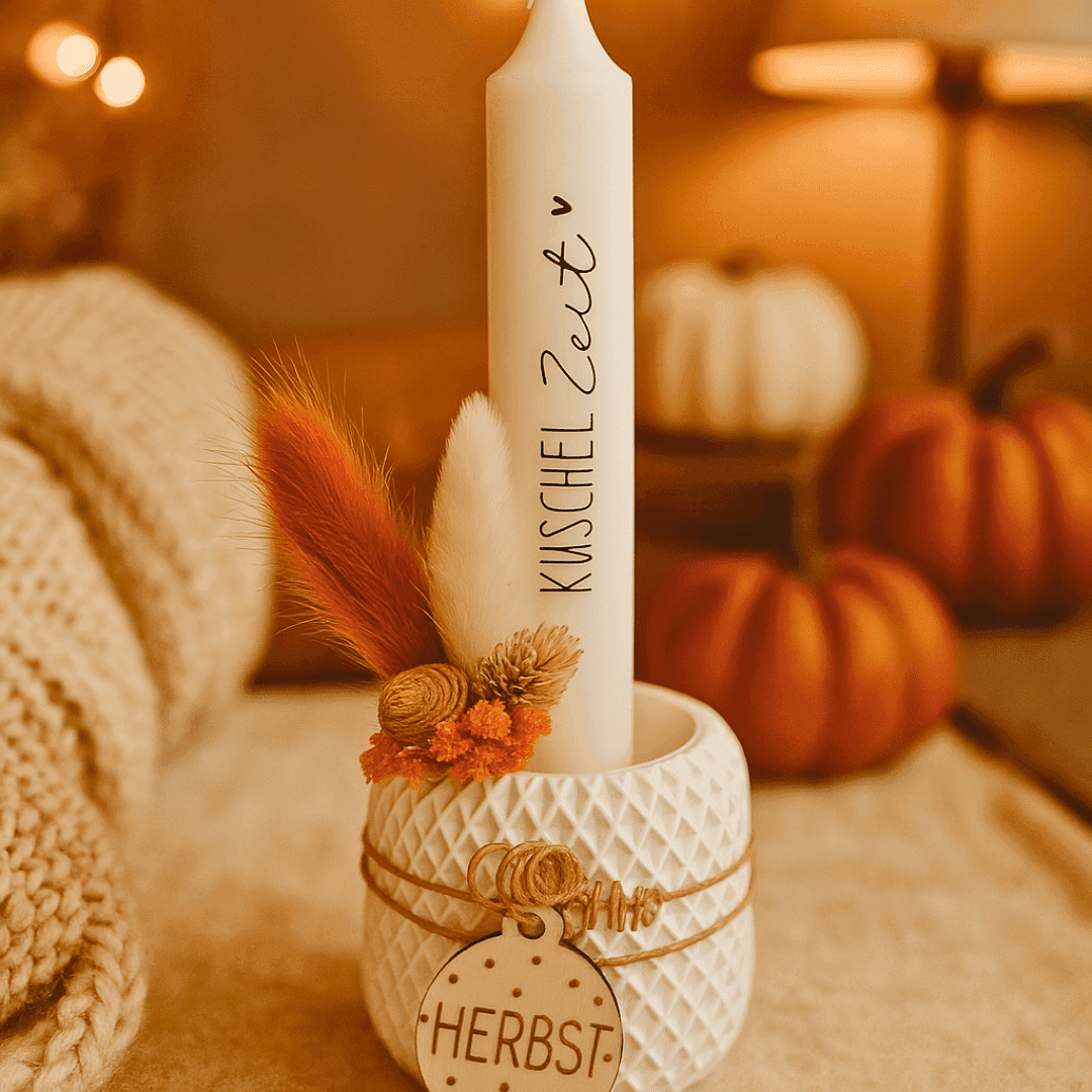 Stilvolle Stabkerze im herbstlichen Design – liebevoll gefertigt bei Zauberwerk in Haiger. Perfekte Geschenkidee für Frauen.